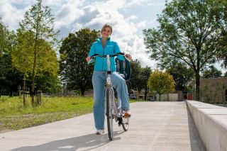 Medewerker Verzorgende IG Thuiszorg op de fiets
